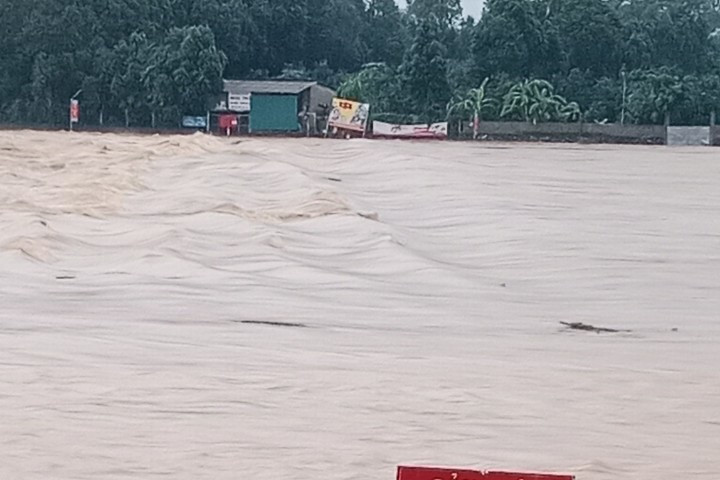Mưa lũ khiến mực nước sông Ngàn Sâu dâng cao.
