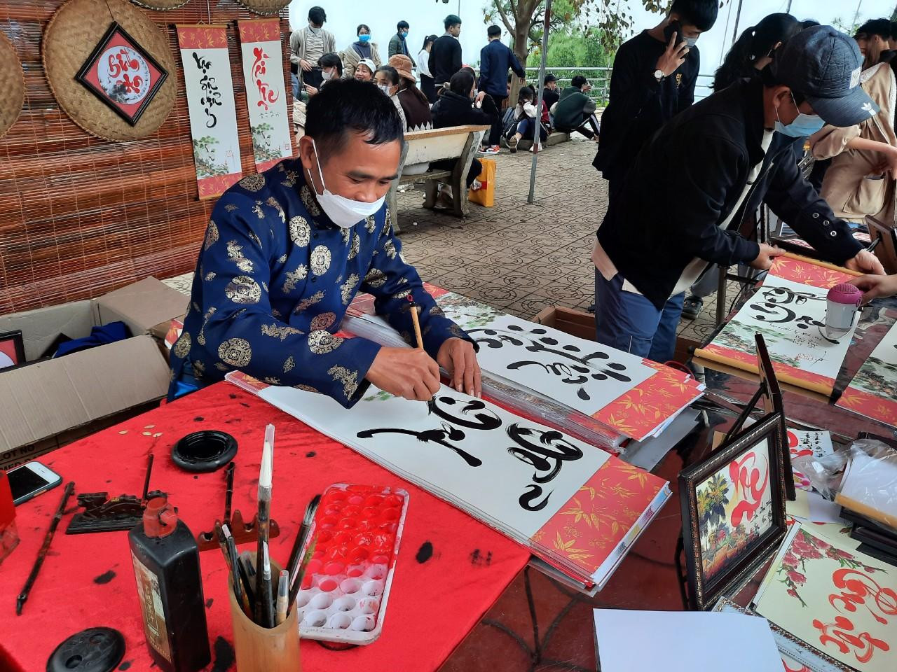 Chùa Hương Tích thường khai hội vào ngày mùng 6 âm lịch, nhưng năm nay do ảnh hưởng của dịch COVID-19 nên hiện nay chỉ mở cửa để du khách ghé đến tham quan và thắp hương.