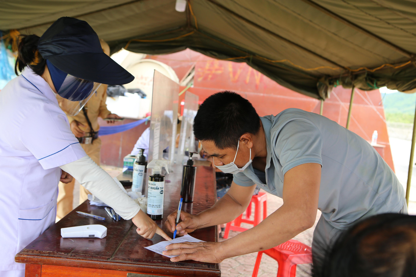 Tính đến 18h ngày 23/7, Hà Tĩnh ghi nhận 131 ca mắc COVID-19. Trong đó hai ngày 22-23/7 ghi nhận 3 ca mắc mới, các bệnh nhân đều từ địa phương về.