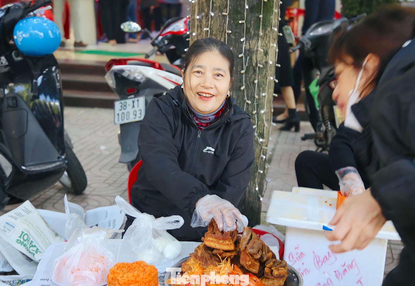 Bà Bình cho biết, rạng sáng từ 4h đã dậy làm đồ rồi đưa ra vị trí tập trung đông người để bán. Bán từ sáng đến tầm 12h cùng ngày sẽ dọn hàng về. Xôi bán với giá một đĩa 20 ngàn đồng, nếu người mua đầy đủ 3 món tôm, thịt, trứng giá dao động khoảng 200 ngàn đồng/suất. Bà Bình cho biết, rạng sáng từ 4h đã dậy làm đồ rồi đưa ra vị trí tập trung đông người để bán. Bán từ sáng đến tầm 12h cùng ngày sẽ dọn hàng về. Xôi bán với giá một đĩa 20 ngàn đồng, nếu người mua đầy đủ 3 món tôm, thịt, trứng giá dao động khoảng 200 ngàn đồng/suất.