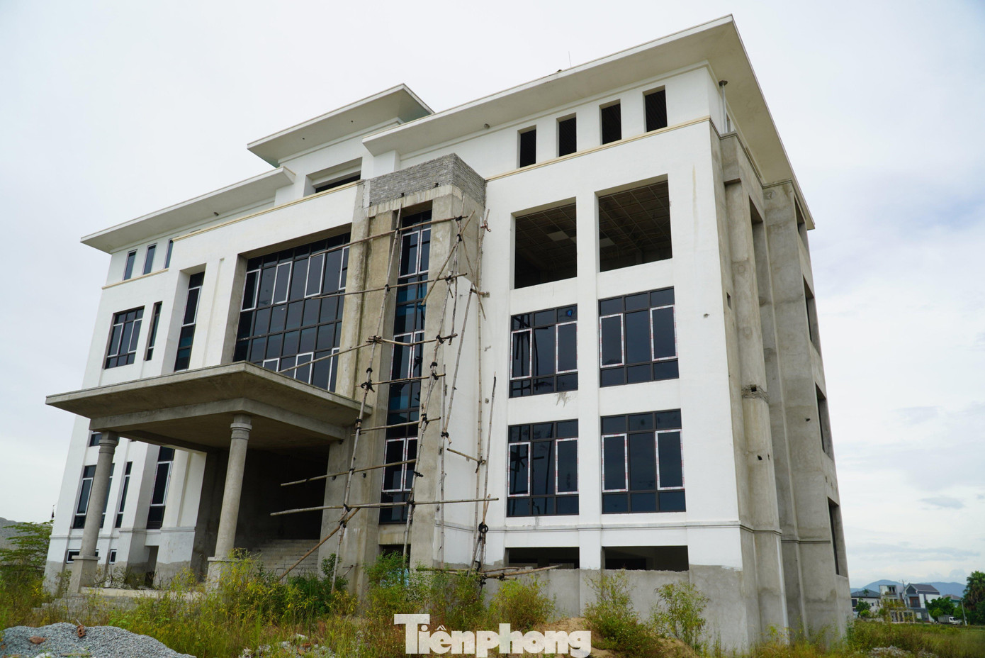 Chủ đầu tư là Công ty TNHH MTV Thủy lợi Nam Hà Tĩnh đã gia hạn hợp đồng và yêu cầu đến 30/6/2020, công trình phải hoàn thiện. Tuy nhiên đến nay sau nhiều lần trễ hẹn dự án vẫn chưa xong. Chủ đầu tư là Công ty TNHH MTV Thủy lợi Nam Hà Tĩnh đã gia hạn hợp đồng và yêu cầu đến 30/6/2020, công trình phải hoàn thiện. Tuy nhiên đến nay sau nhiều lần trễ hẹn dự án vẫn chưa xong.