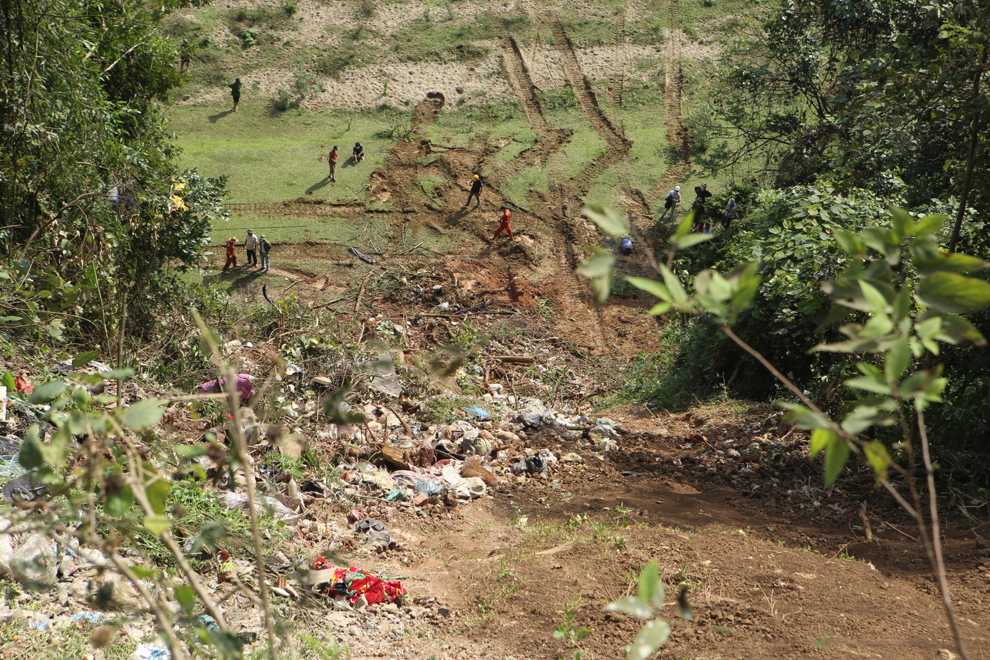 Hiện tài xế S. đang được điều trị tại một bệnh viện ở Nghệ An trong tình trạng đa chấn thương. Riêng chiếc xe đầu kéo bị nát bét, biến dạng hoàn toàn sau vụ tai nạn.