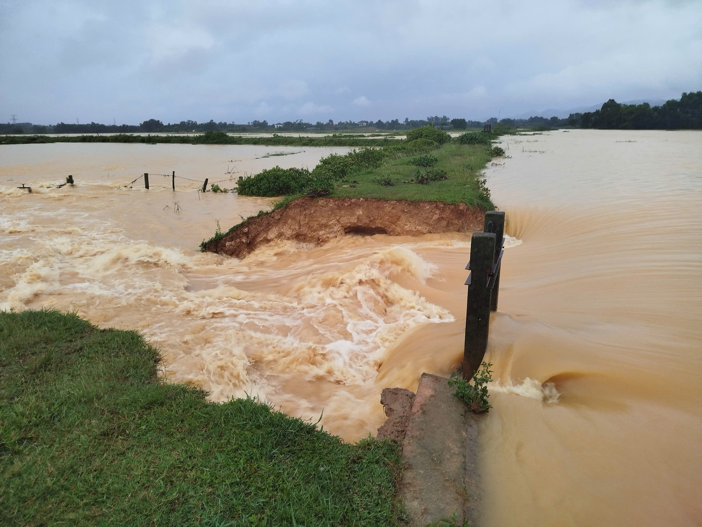 Phần chân đê đập Hà tại xã Thạch Ngọc bị vỡ.