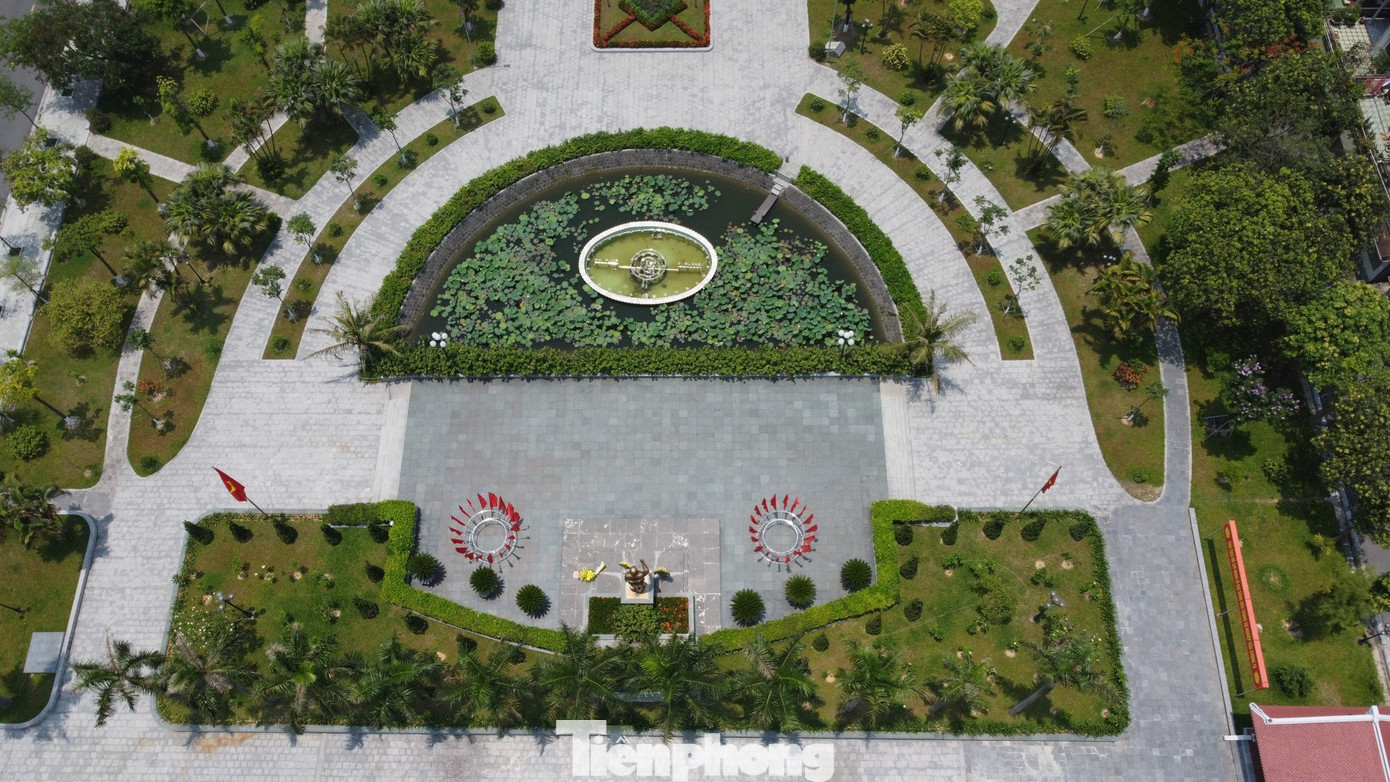 Khi mới xây dựng, thành Hà Tĩnh có hệ thống hồ thành. Tuy nhiên hồ đã lấp, nay còn lại một hồ bán nguyệt trồng sen nằm trong khuôn viên Khu lưu niệm Bác Hồ về thăm Hà Tĩnh.