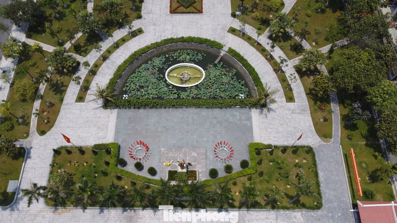 Khi mới xây dựng, thành Hà Tĩnh có hệ thống hồ thành. Tuy nhiên hồ đã lấp, nay còn lại một hồ bán nguyệt trồng sen nằm trong khuôn viên Khu lưu niệm Bác Hồ về thăm Hà Tĩnh.