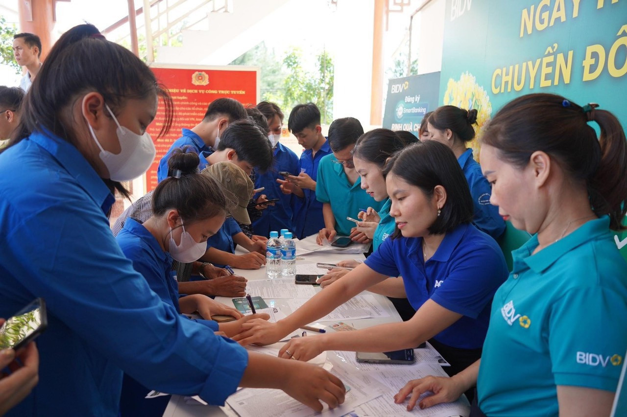 Hưởng ứng Ngày chuyển đổi số quốc gia năm 2023, tuổi trẻ Hà Tĩnh đã tổ chức nhiều hoạt động, công trình, phần việc thiết thực. Cụ thể tại huyện Nghi Xuân đã hướng dẫn người dân sử dụng các dịch vụ trực tuyến; ra mắt công trình thanh niên thư viện số tra cứu sách thông minh...