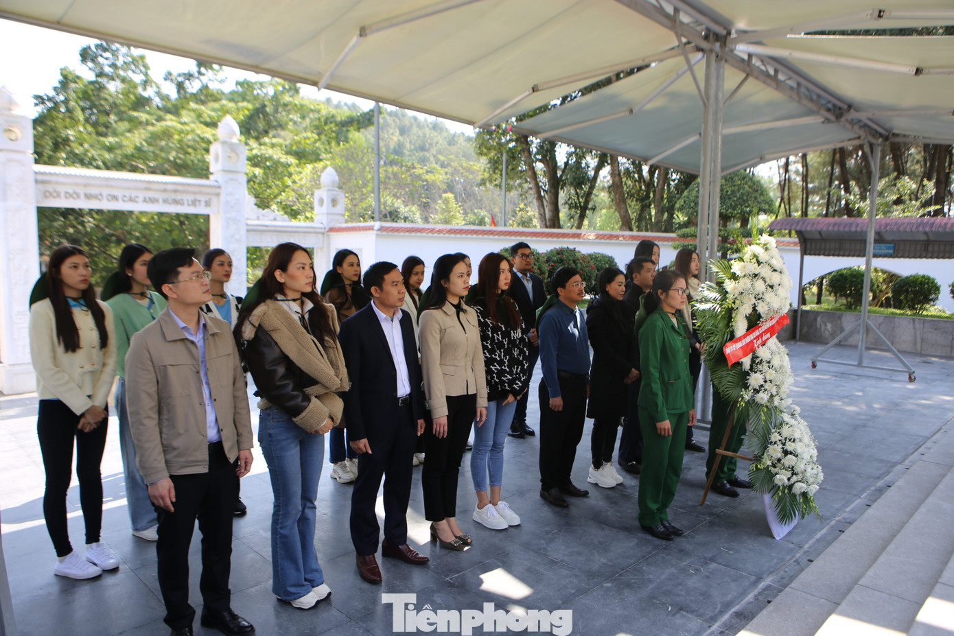 Đại diện Ban tổ chức cuộc thi Hoa hậu Việt Nam năm 2022 cùng lãnh đạo địa phương và các Hoa hậu, Á hậu dâng hương tại Khu di tích Ngã ba Đồng Lộc (huyện Can Lộc, tỉnh Hà Tĩnh).