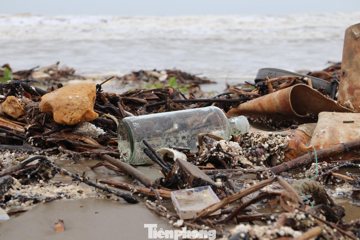 Ngoài rác thải sinh hoạt số lượng chai lọ thuỷ tinh cũng trôi dạt về đây rất nhiều.