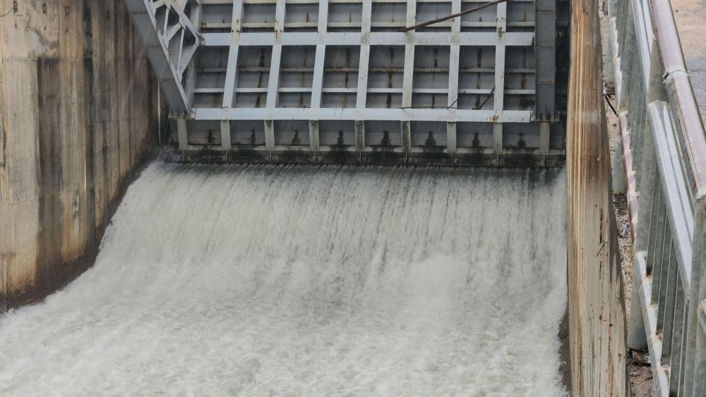 Hồ Bộc Nguyên tiến hành xả tràn chủ động đón lũ trước dự báo mưa lớn.