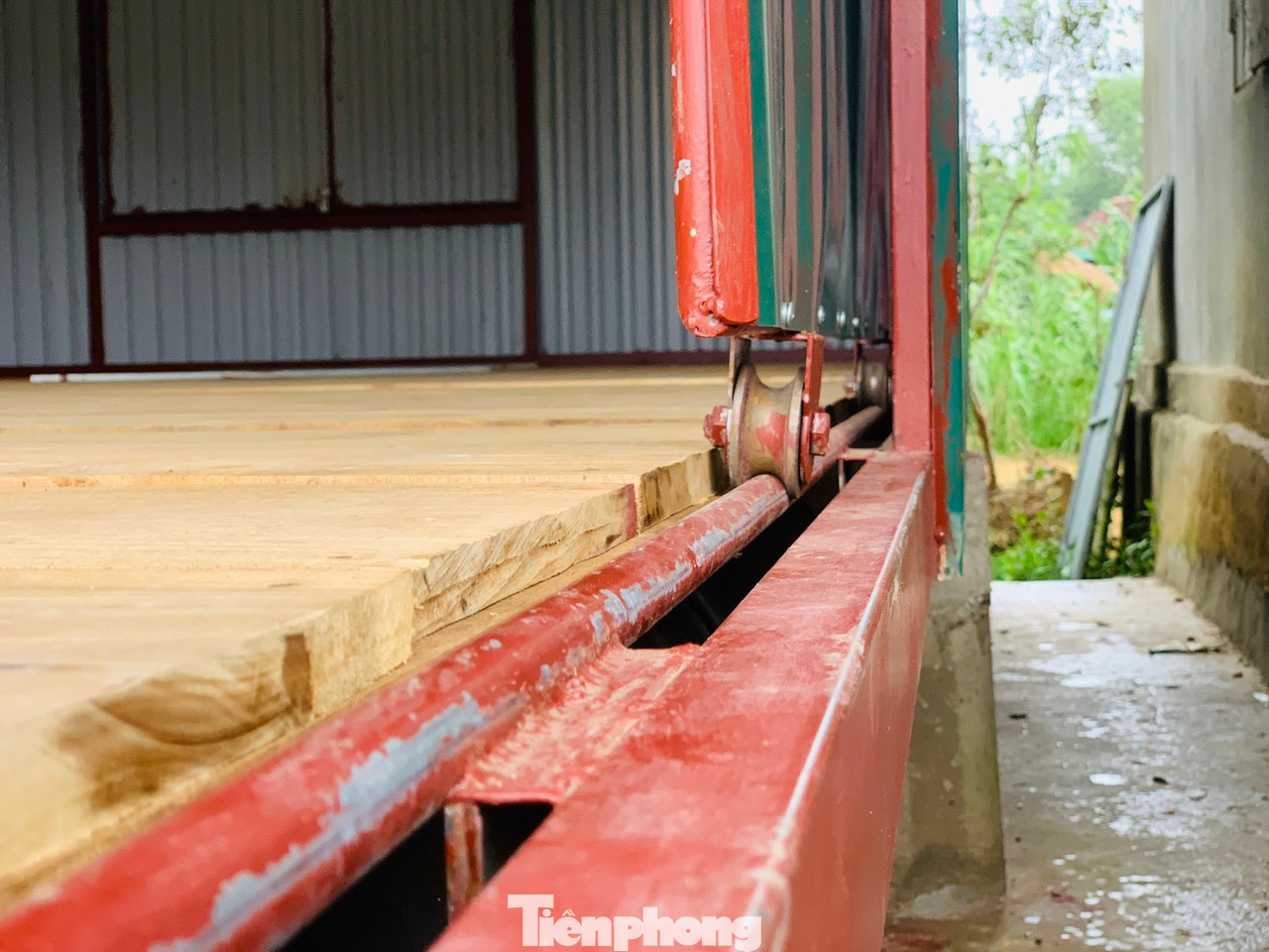 Đặc biệt nhà được thiết kế có thể di động lên xuống, tuỳ theo mực nước khi có lũ dâng.