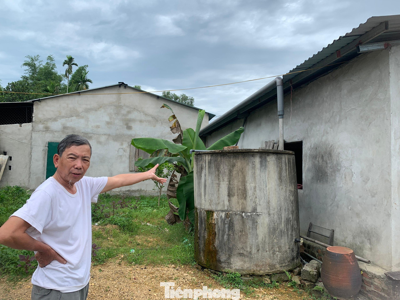 Gia đình ông Dục xây bể nước để đựng nước mưa sử dụng.