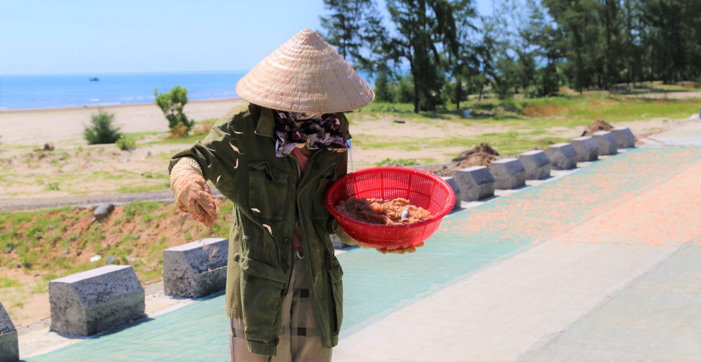 Chị Trương Thị Lĩnh (trú thôn Đại Đồng, xã Cương Gián) cho biết: “Khi thuyền cập bến phải huy động thêm người thân ra cùng hỗ trợ phơi ruốc. Nắng to như mùa này chỉ cần phơi 3h đồng hồ sẽ có thể đóng gói và đi tiêu thụ được”.