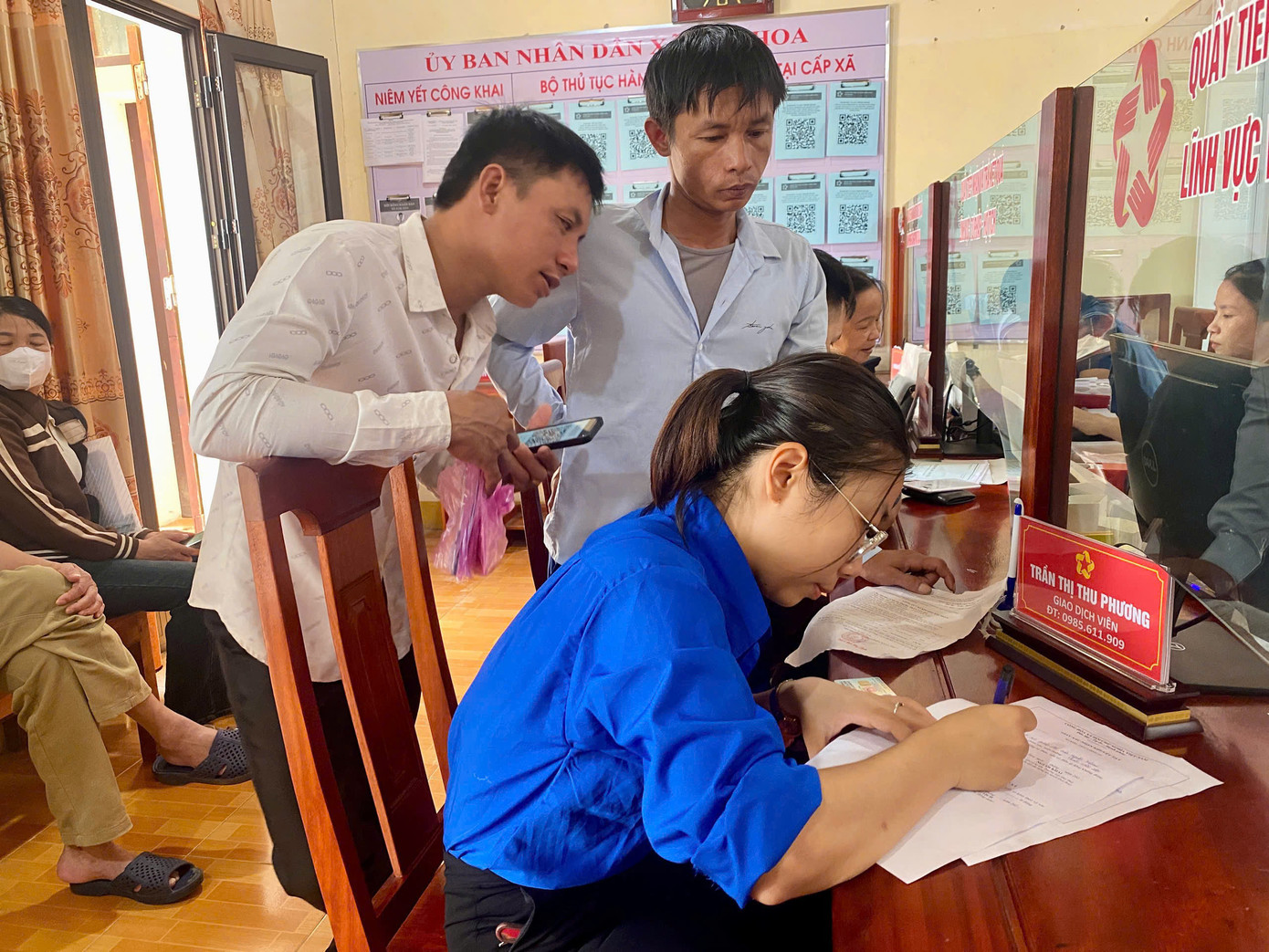 Các đội hình "áo xanh" đảm bảo hỗ trợ thao tác, hướng dẫn quy trình và phổ biến kiến thức số cho người dân, đặc biệt là các nhóm yếu thế như người già, người không sử dụng điện thoại thông minh.