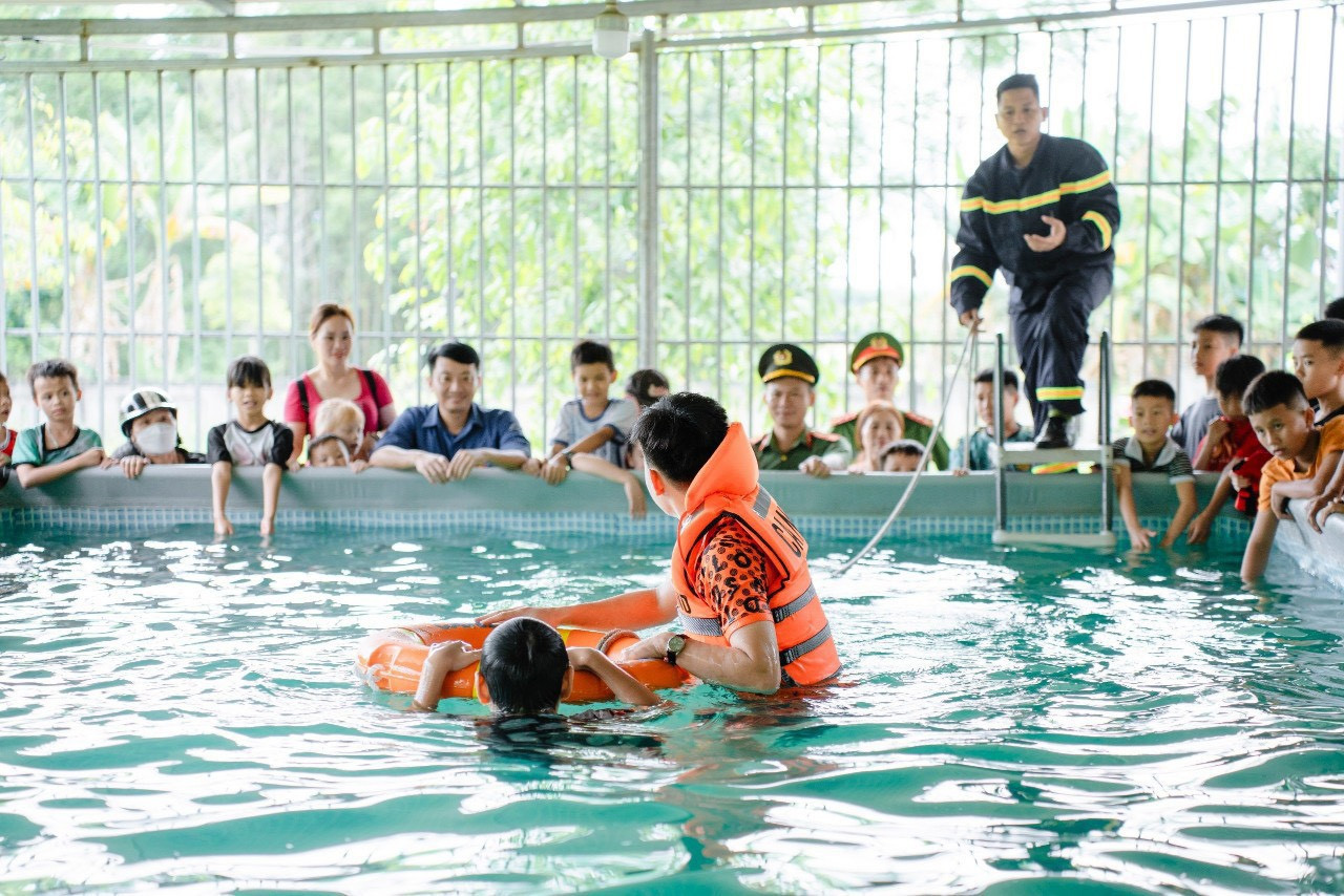 Trước đó, Đoàn xã, công an xã Đức Hương phối hợp với Ban thanh niên, Ban phụ nữ công an tỉnh, Phòng Cảnh sát PCCC và CNCH, Công an huyện Vũ Quang, Huyện Đoàn Vũ Quang tổ chức tuyên truyền về phòng chống đuối nước, tai nạn thương tích trẻ em.