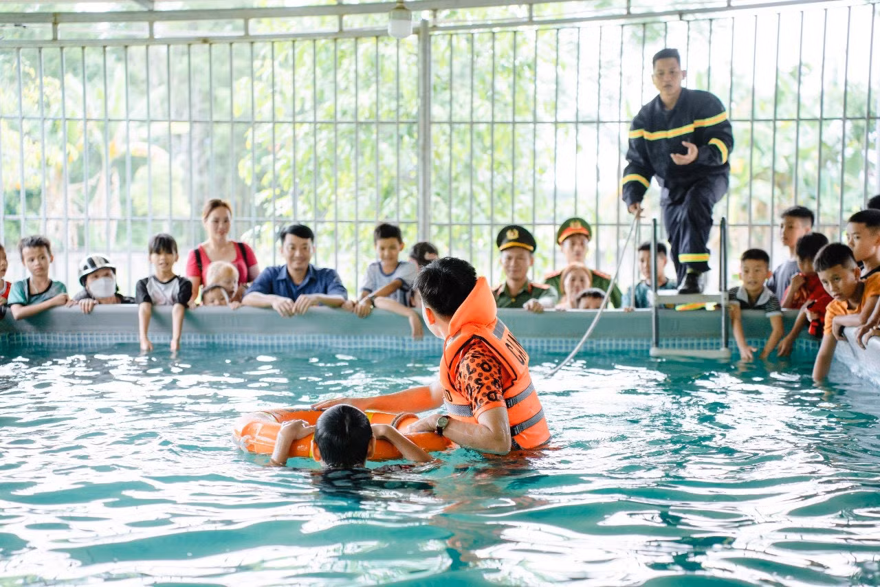 Trước đó, Đoàn xã, công an xã Đức Hương phối hợp với Ban thanh niên, Ban phụ nữ công an tỉnh, Phòng Cảnh sát PCCC và CNCH, Công an huyện Vũ Quang, Huyện Đoàn Vũ Quang tổ chức tuyên truyền về phòng chống đuối nước, tai nạn thương tích trẻ em.