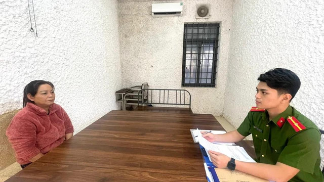 Trần Thị Hồng Mân tại cơ quan công an.