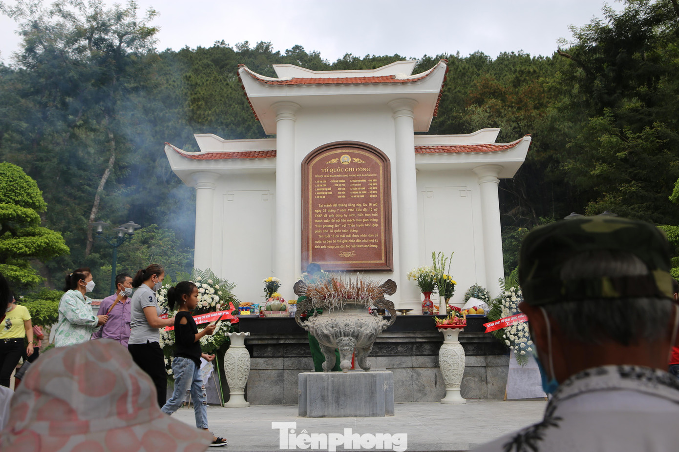 Theo các tư liệu lịch sử, từ cuối tháng 4/1965, quốc lộ 1A bị chia cắt, nơi đây trở thành trọng điểm bị đánh phá ác liệt nhất. Từ tháng 4 đến tháng 10/1968, không quân địch tập trung mọi phương tiện chiến đấu đánh vào khu vực Đồng Lộc 1.863 lần. Mảnh đất nhỏ bé này đã phải chịu đựng một lượng bom đạn khổng lồ với gần 50.000 quả bom các loại…. Theo các tư liệu lịch sử, từ cuối tháng 4/1965, quốc lộ 1A bị chia cắt, nơi đây trở thành trọng điểm bị đánh phá ác liệt nhất. Từ tháng 4 đến tháng 10/1968, không quân địch tập trung mọi phương tiện chiến đấu đánh vào khu vực Đồng Lộc 1.863 lần. Mảnh đất nhỏ bé này đã phải chịu đựng một lượng bom đạn khổng lồ với gần 50.000 quả bom các loại….