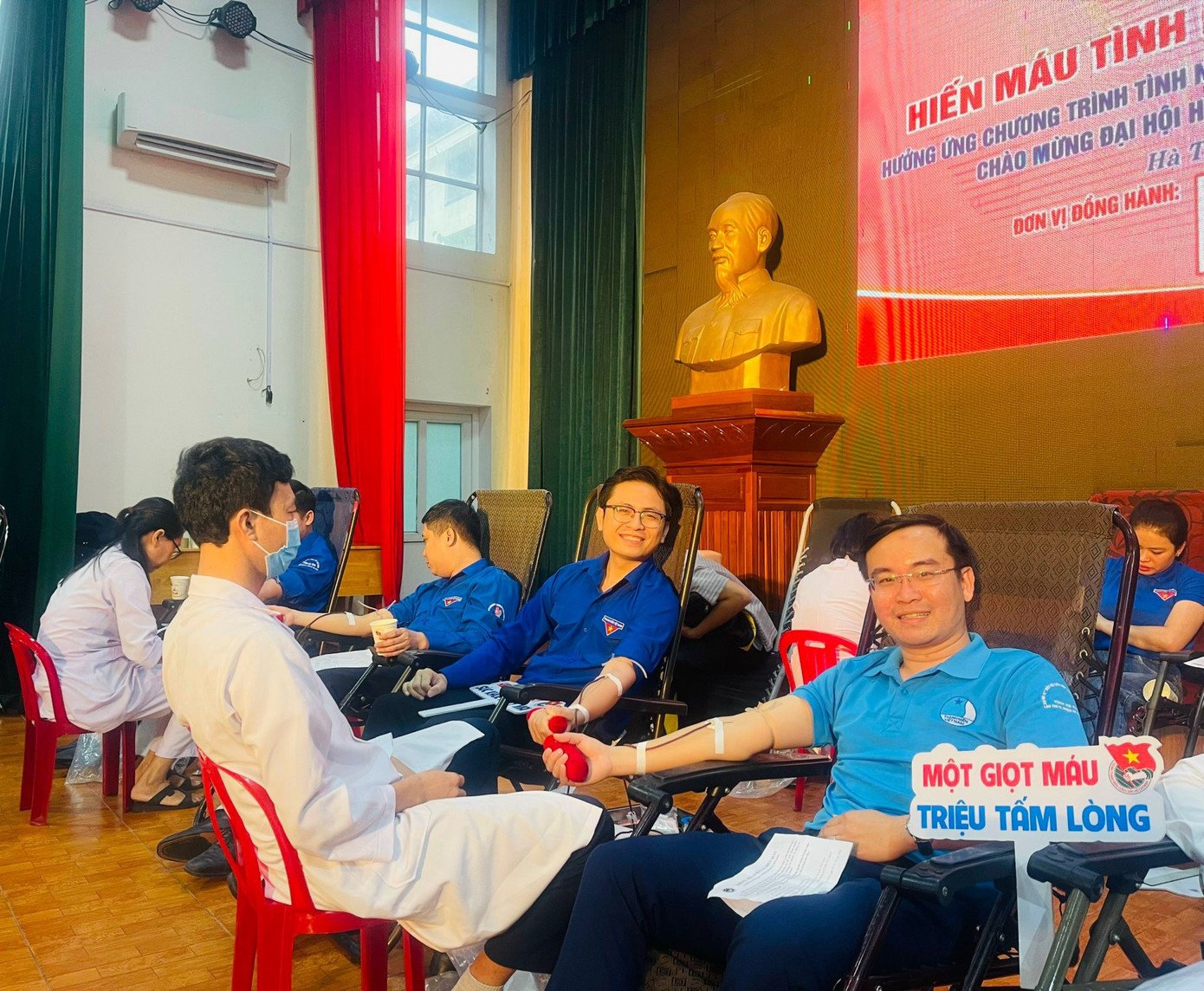 Cũng trong ngày, Tỉnh Đoàn, Hội LHTN Việt Nam tỉnh Hà Tĩnh đã chỉ đạo các cơ sở đoàn tổ chức các hoạt động ngày hội hiến máu tình nguyện.