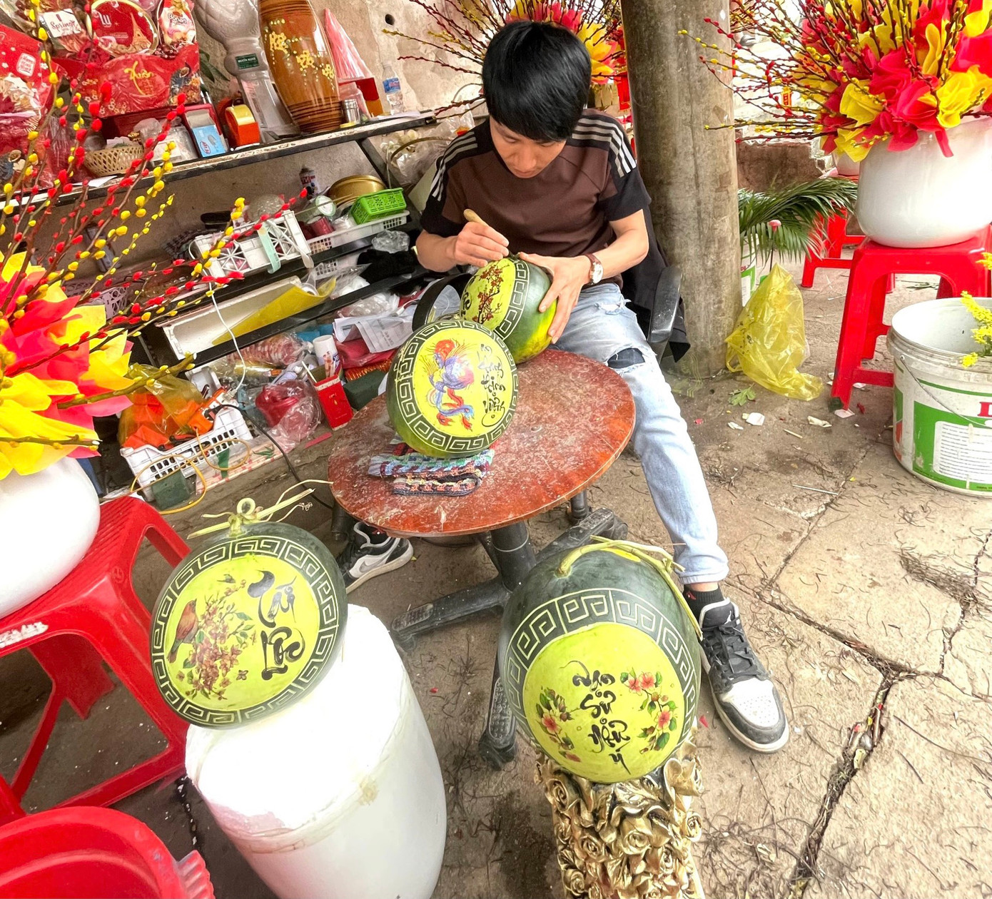 Với những quả được khắc chữ đơn giản như Phúc - Lộc - Thọ thì sẽ có mức giá thấp hơn những quả khắc hình, vẽ chữ..