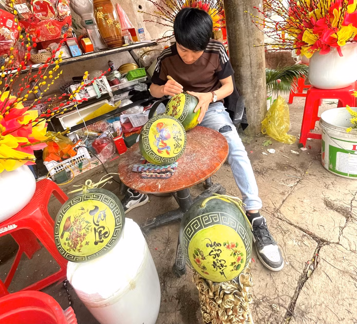Với những quả được khắc chữ đơn giản như Phúc - Lộc - Thọ thì sẽ có mức giá thấp hơn những quả khắc hình, vẽ chữ..
