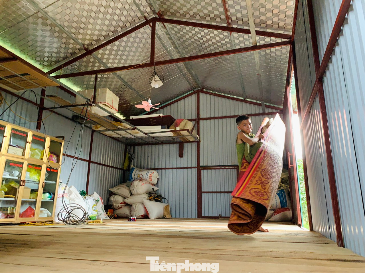 Nhờ có nhà phao mà cả người và tài sản của gia đình cũng như một số hộ dân xung quanh đến tránh trú đều đảm bảo an toàn, không bị thiệt hại.