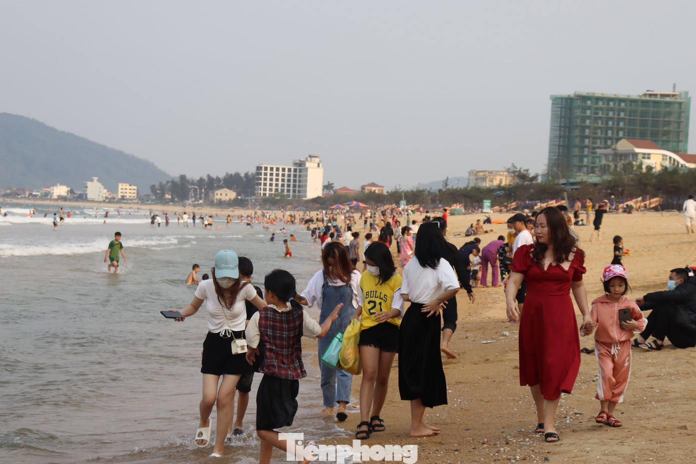 Bờ biển đông kín người.