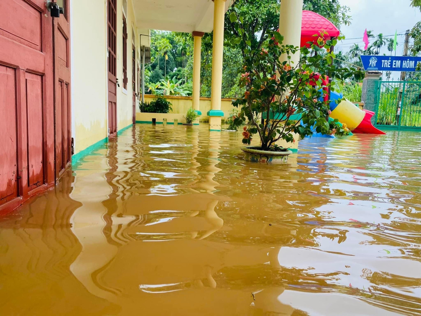 Tại điểm trường Mầm non Kim Hoa bị ngập sâu từ 50-60cm, bên trong khuôn viên trường chìm trong biển nước.