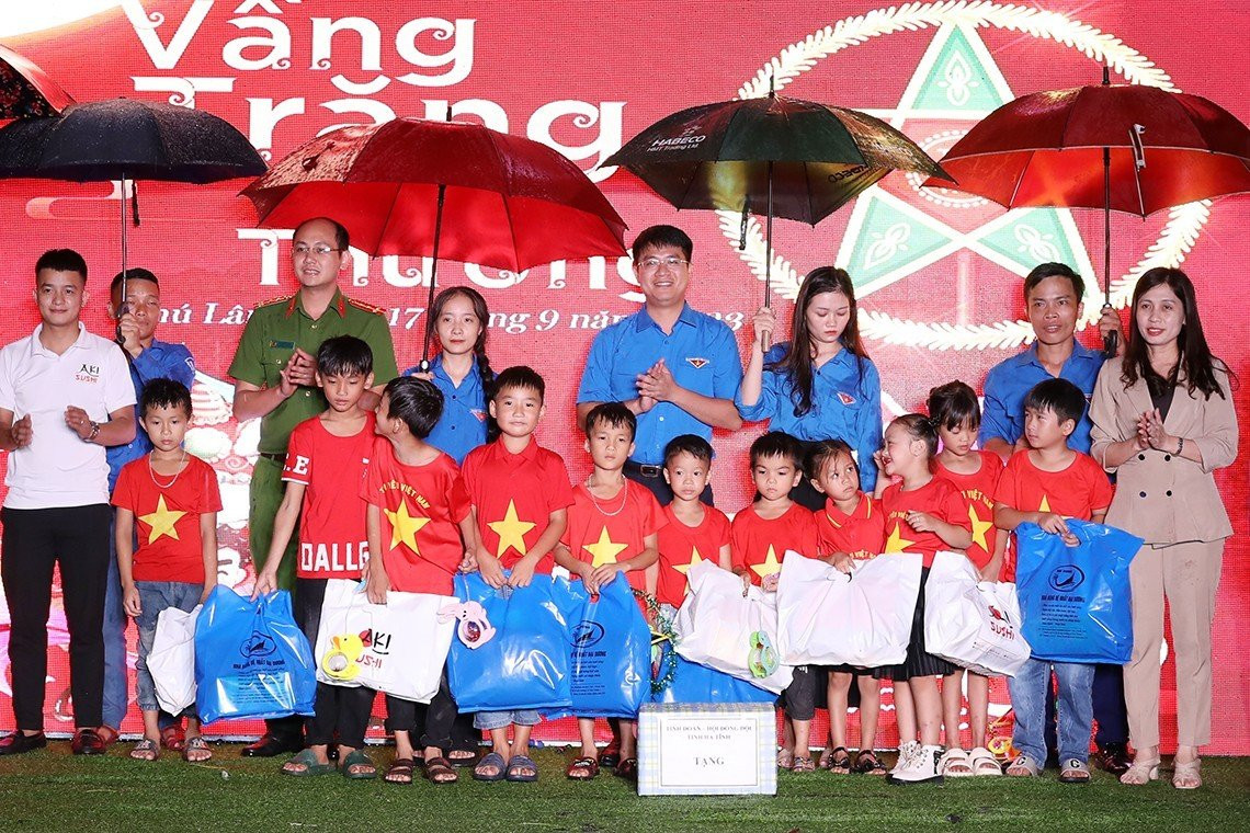 Trước đó chương trình “Vầng trăng yêu thương” cũng đã mang Trung thu đến với trẻ em miền núi, trong đó có các em đồng bào dân tộc Lào Thưng. Trước đó chương trình “Vầng trăng yêu thương” cũng đã mang Trung thu đến với trẻ em miền núi, trong đó có các em đồng bào dân tộc Lào Thưng.