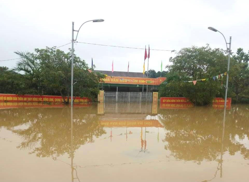 Đến sáng nay, dù trời đã ngừng mưa nhưng nước lũ rút chậm, nhà văn hoá thôn ở xã Kim Hoa vẫn đang bị ngập sâu.