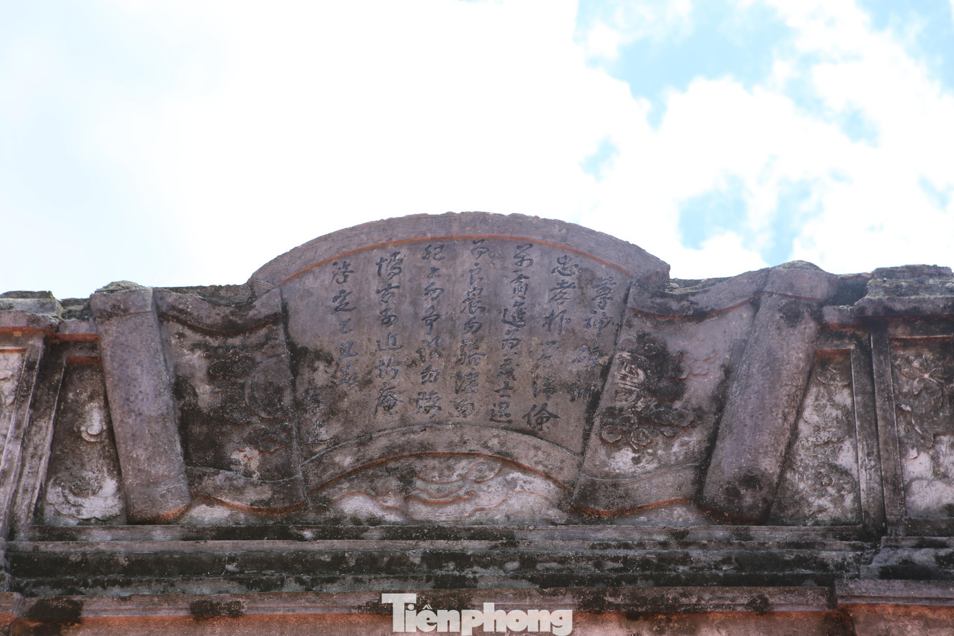 Phần mái trên ngôi đền Gôi Vị khắc chữ rõ nét, hoa văn tinh xảo dù trải qua hàng trăm năm.