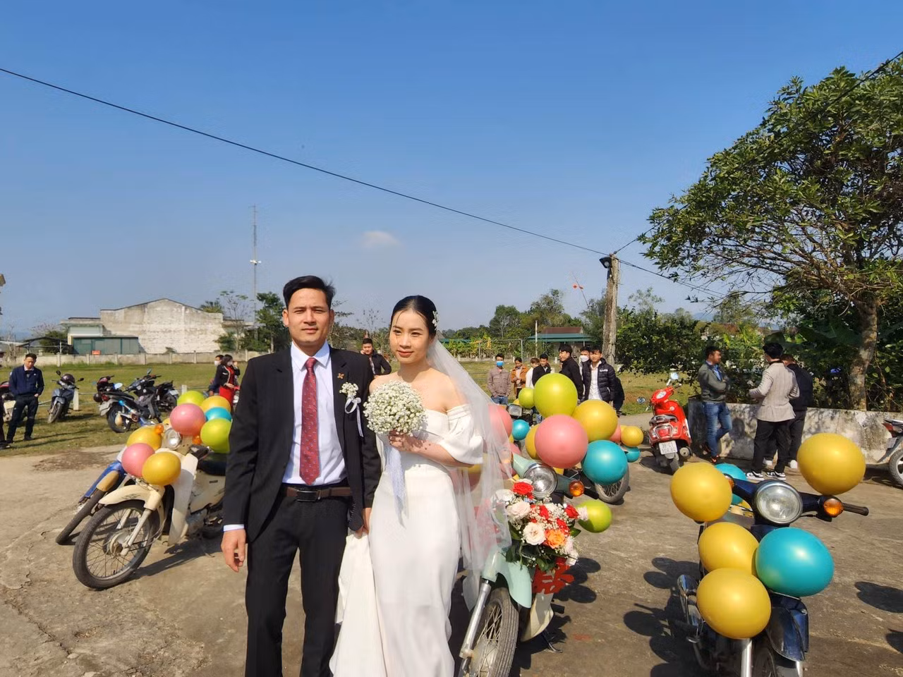 Anh Chung cho biết, hơn 10 chiếc xe Cub trong đoàn rước dâu đều đi mượn. Một số người lớn tuổi khi anh đề xuất mượn xe họ không tin vì nghĩ trêu đùa. “Họ nghĩ thời này đi ô tô chứ ai còn đi xe máy cũ làm gì. Cũng chẳng cô dâu nào chịu ngồi”, anh Chung nói. Anh Chung cho biết, hơn 10 chiếc xe Cub trong đoàn rước dâu đều đi mượn. Một số người lớn tuổi khi anh đề xuất mượn xe họ không tin vì nghĩ trêu đùa. “Họ nghĩ thời này đi ô tô chứ ai còn đi xe máy cũ làm gì. Cũng chẳng cô dâu nào chịu ngồi”, anh Chung nói.