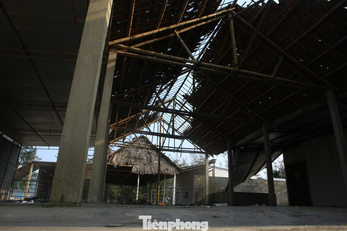 Một chủ kinh doanh nhà hàng tại đây cho hay, do ảnh hưởng của dịch COVID-19 nên từ năm 2020-2021 bán hàng cầm chừng, không có khách. Vì thế buộc phải đóng cửa để chờ dịch ổn định mới bắt đầu mở bán lại. Hiện tại đang chuẩn bị cho người thu dọn và sửa lại một số hạng mục để bán phục vụ khách hàng đến biển vào mùa hè này. Do ảnh hưởng của dịch bệnh khiến nhiều chủ nhà hàng đứng trước nguy cơ phá sản, đặc biệt là thời gian dừng kinh doanh quá lâu khiến cơ sở vật chất hư hỏng.