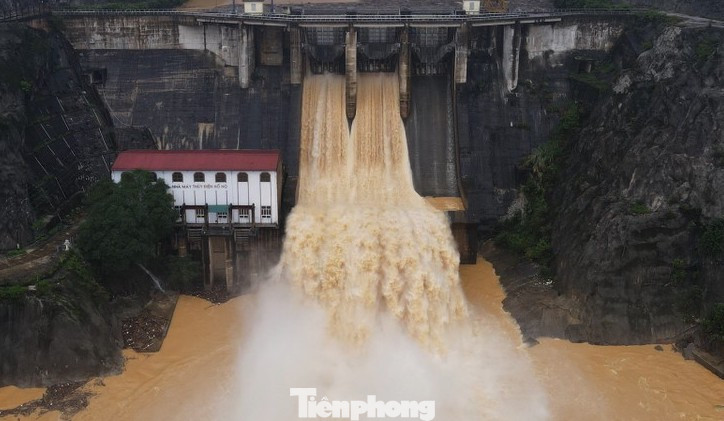Thuỷ điện Hố Hô xả tràn. (Hình ảnh xả lũ vào năm 2023) Thuỷ điện Hố Hô xả tràn. (Hình ảnh xả lũ vào năm 2023)