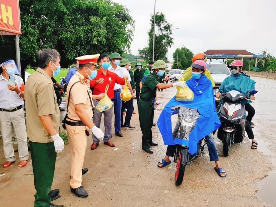 Hình ảnh người dân về từ các tỉnh phía Nam qua địa phận huyện Cẩm Xuyên trước đó.