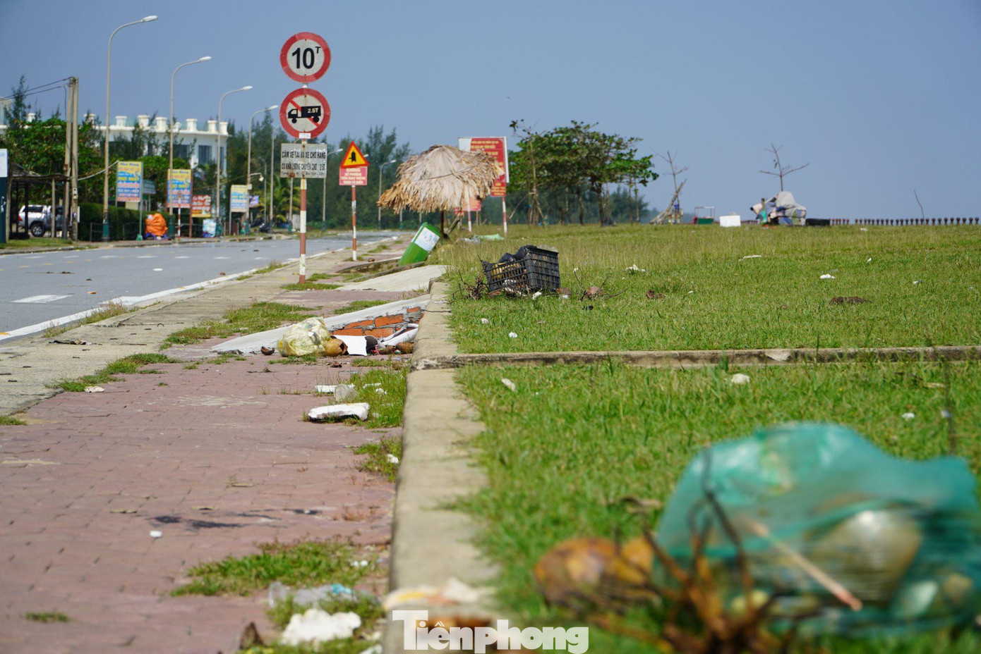 Bãi biển Xuân Hải (thị trấn Lộc Hà) mùa này không hoạt động du lịch nên vắng vẻ. Đây là khu du lịch nổi tiếng của tỉnh nhưng nay rác thải khắp nơi, khung cảnh trở nên nhếch nhác.