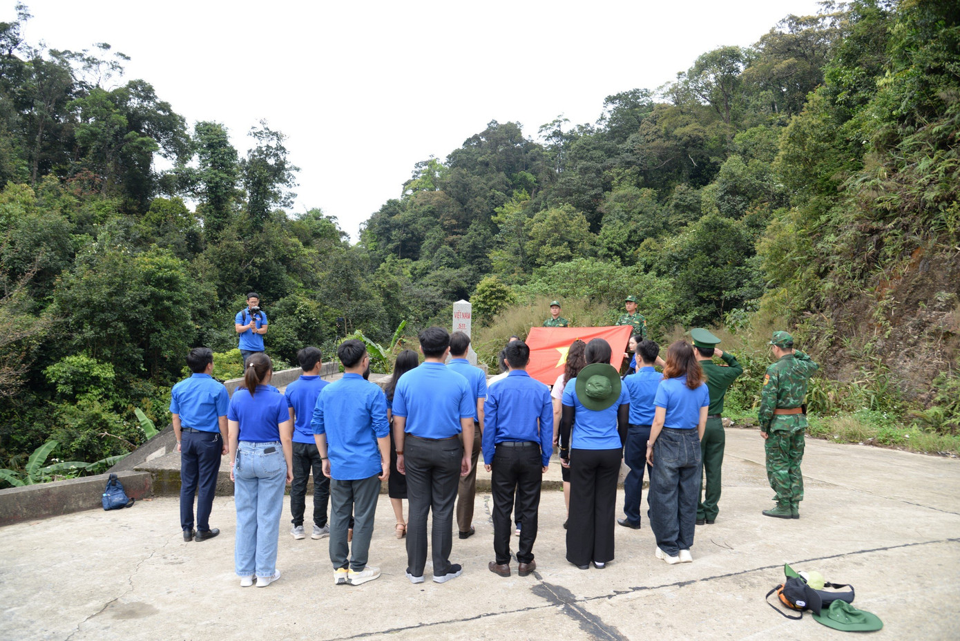 Ngày 29/3, Đoàn Khối các cơ quan và doanh nghiệp (CCQ&amp;DN) tỉnh Hà Tĩnh phối hợp cùng Đoàn Khối các Cơ quan tỉnh Đồng Nai, Huyện đoàn Hương Khê tổ chức chương trình "Tháng Ba biên giới năm 2024" tại xã Hương Vĩnh (huyện Hương Khê). Ảnh: HN