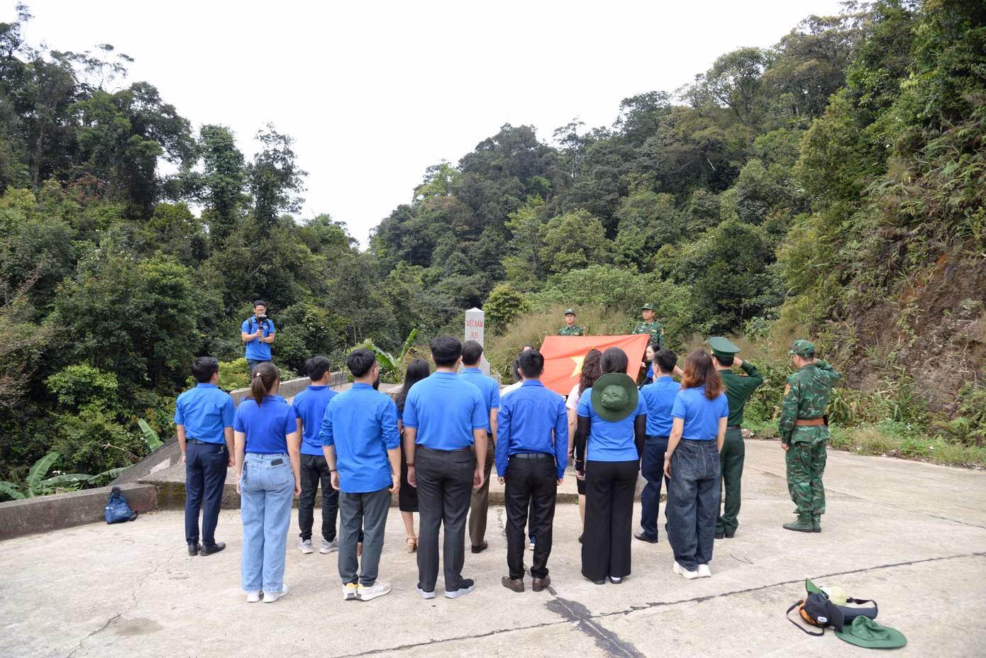 Ngày 29/3, Đoàn Khối các cơ quan và doanh nghiệp (CCQ&DN) tỉnh Hà Tĩnh phối hợp cùng Đoàn Khối các Cơ quan tỉnh Đồng Nai, Huyện đoàn Hương Khê tổ chức chương trình "Tháng Ba biên giới năm 2024" tại xã Hương Vĩnh (huyện Hương Khê). Ảnh: HN Ngày 29/3, Đoàn Khối các cơ quan và doanh nghiệp (CCQ&DN) tỉnh Hà Tĩnh phối hợp cùng Đoàn Khối các Cơ quan tỉnh Đồng Nai, Huyện đoàn Hương Khê tổ chức chương trình "Tháng Ba biên giới năm 2024" tại xã Hương Vĩnh (huyện Hương Khê). Ảnh: HN