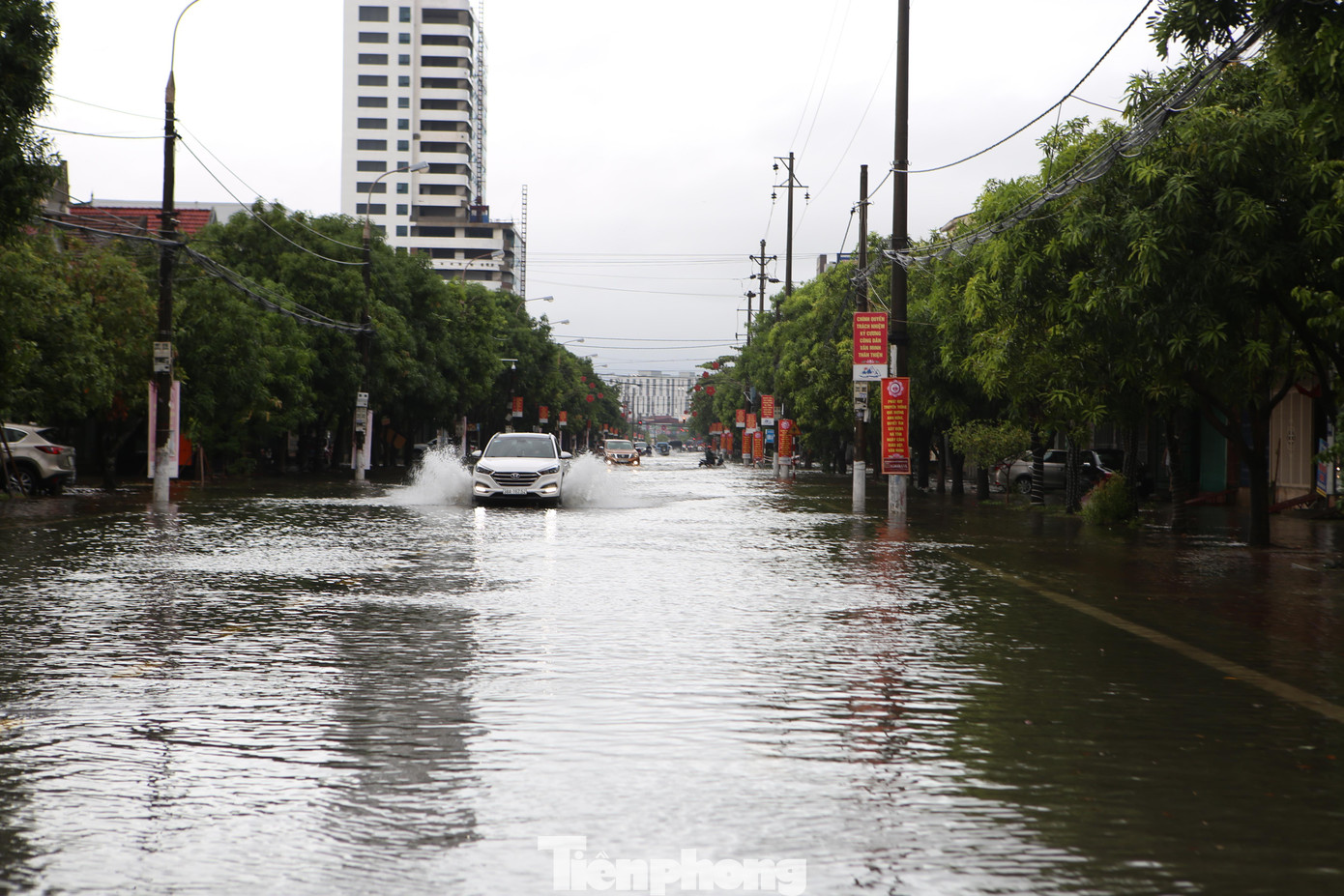 Tuyến đường Nguyễn Du chìm trong biển nước sau trận mưa lớn trong đêm.
