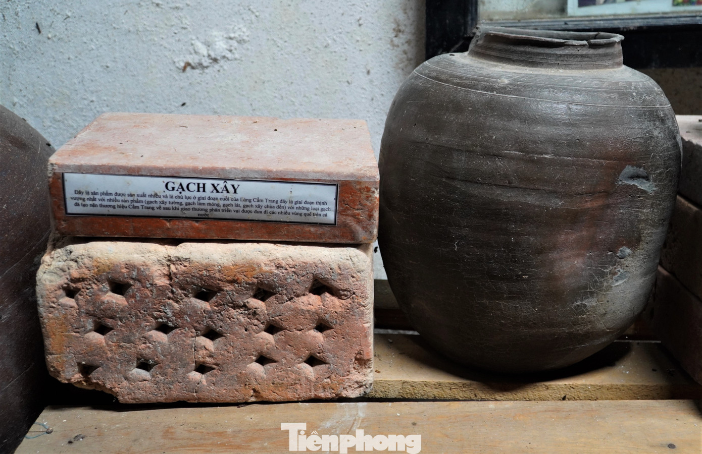 Trong ảnh là chiếc chum - sản phẩm được sản xuất nhiều và gần như đầu tiên của làng nghề gốm Cẩm Trang. Ngoài ra gạch xây cũng được người dân làng nghề gốm Cẩm Trang thực hiện.