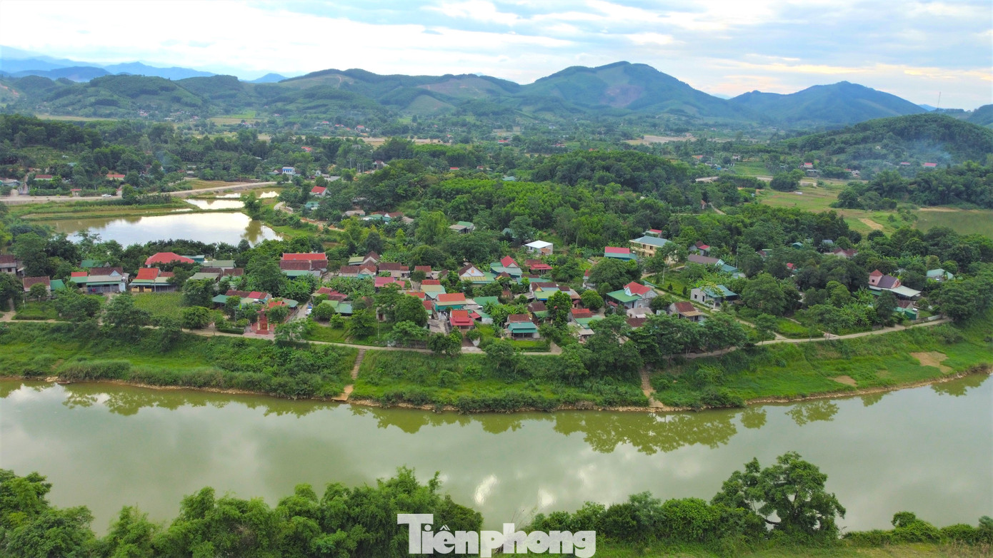 Làng Cẩm Trang nằm ven sông Ngàn Sâu, thuộc xã Đức Giang, huyện Vũ Quang (Hà Tĩnh). Nơi đây từng nổi tiếng nghề làm gốm với những sản phẩm gốm như bình hoa, ché, chum, vại, bát…