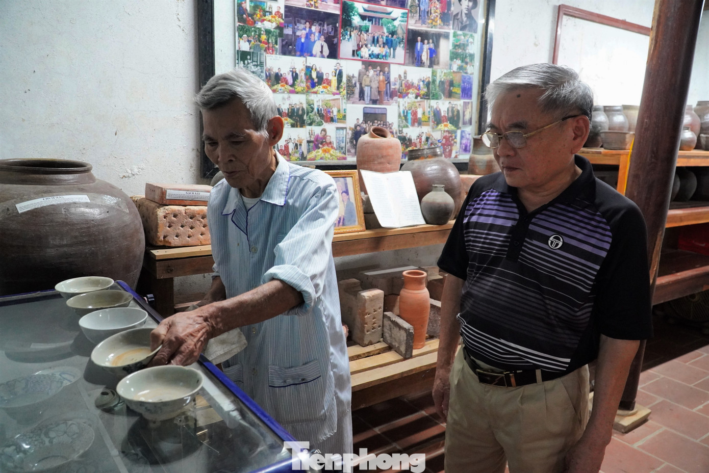 Bà Phan Hồng Yến, Phó Chủ tịch UBND huyện Vũ Quang, cho biết: “Dòng họ Lê Doãn đã sưu tầm được hơn 40 cổ vật còn lại trong các gia đình. Đây là ý thức, hành động rất đáng quý, mang nhiều ý nghĩa để giúp người dân địa phương, du khách và thế hệ trẻ sau này biết rõ hơn về nghề truyền thống của cha ông. Hiện nay, huyện đã chỉ đạo địa phương và ngành liên quan mở rộng phạm vi sang các huyện lân cận để tìm hiểu, sưu tầm hiện vật cổ liên quan làng gốm Cẩm Trang ". .