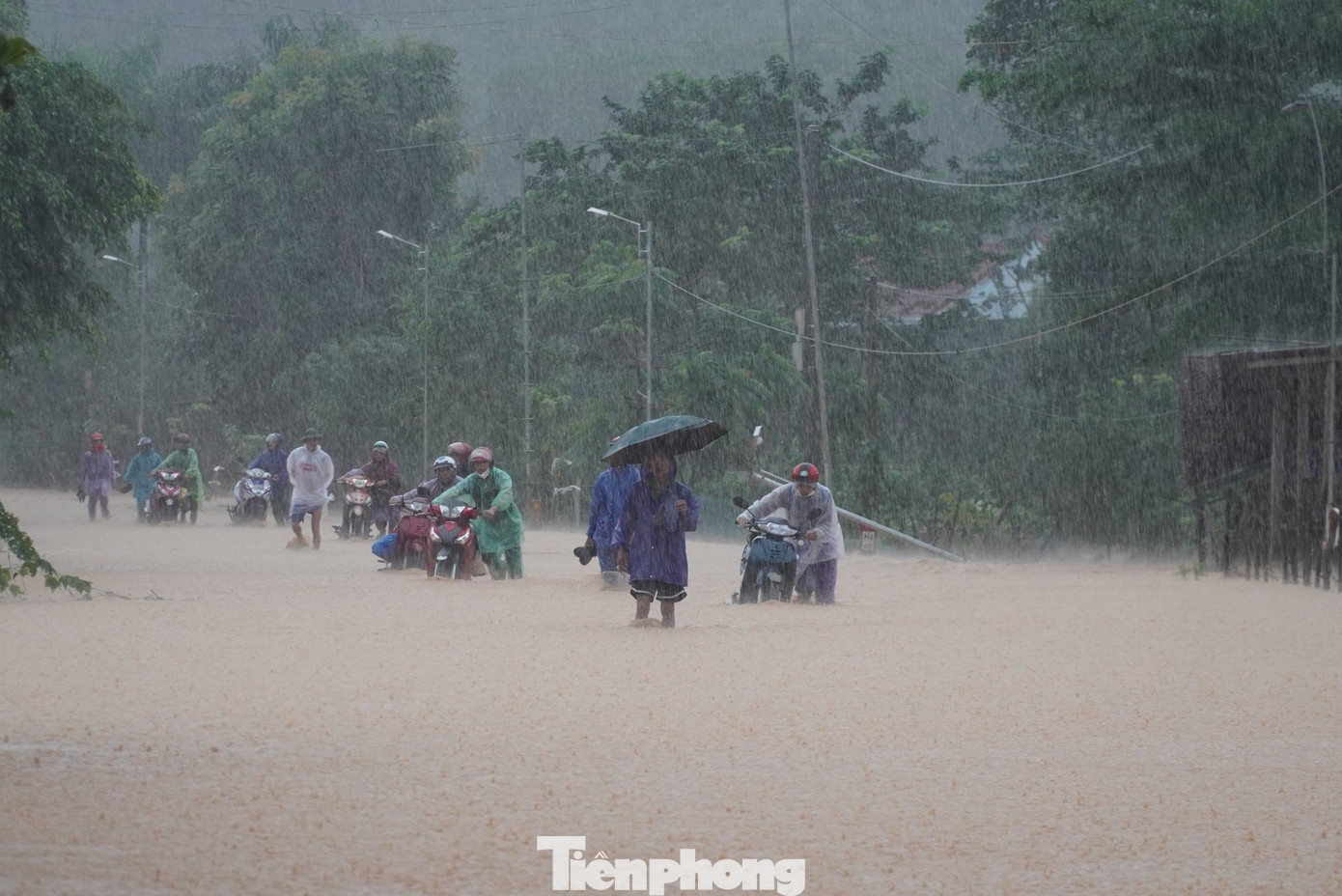 Tuyến đường quốc lộ 15A đoạn qua xã Hà Linh ngập, nhiều phương tiện chết máy.