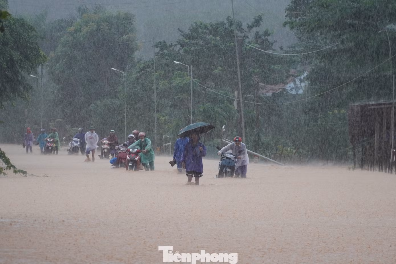 Tuyến đường quốc lộ 15A đoạn qua xã Hà Linh ngập, nhiều phương tiện chết máy.