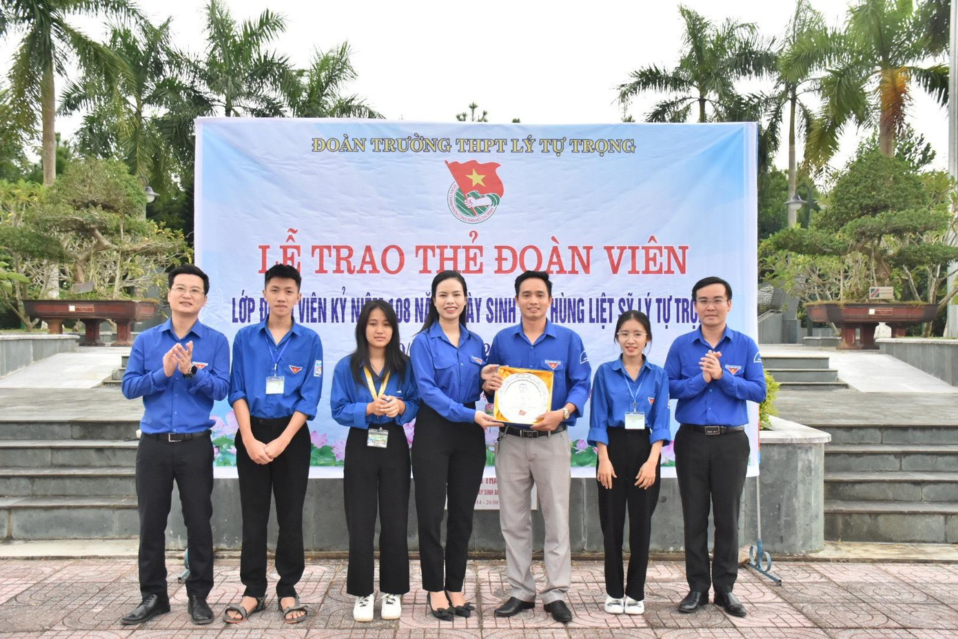 Trao quà cho BCH Đoàn trường THPT Lý Tự Trọng. Trao quà cho BCH Đoàn trường THPT Lý Tự Trọng.