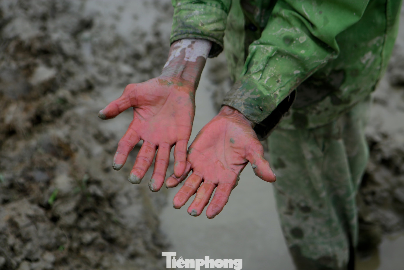 Đôi bàn tay người đàn ông đỏ ửng vì lạnh buốt khi làm việc suốt nhiều giờ đồng hồ trong thời tiết nhiệt độ xuống thấp. Đôi bàn tay người đàn ông đỏ ửng vì lạnh buốt khi làm việc suốt nhiều giờ đồng hồ trong thời tiết nhiệt độ xuống thấp.