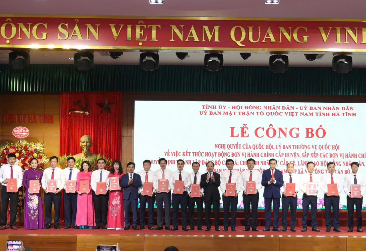 Lễ công bố Nghị quyết của Quốc hội, Ủy ban Thường vụ Quốc hội về việc kết thúc hoạt động đơn vị hành chính cấp huyện, sắp xếp các đơn vị hành chính cấp xã.