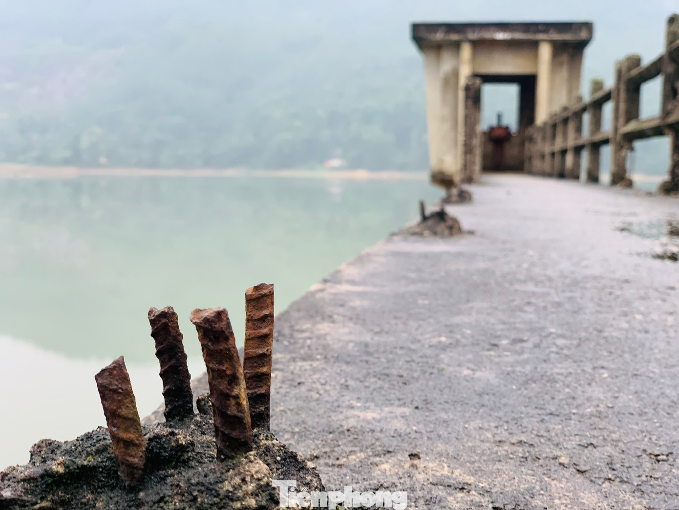 Theo Chi cục Thủy lợi Hà Tĩnh, hiện toàn tỉnh có 348 hồ chứa nước thì đến nay 130 hồ chứa đã có dấu hiệu hư hỏng, xuống cấp chưa có kinh phí nâng cấp, sửa chữa. Trong số đó 47 hồ xung yếu nguy cơ mất an toàn cao trong mùa mưa lũ năm 2023. Tình trạng hư hỏng, xuống cấp tập trung chủ yếu ở các huyện Hương Sơn, Hương Khê, Vũ Quang, Kỳ Anh...