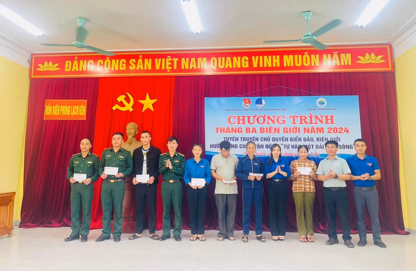 Cùng với đó trao tặng 7 suất quà cho cán bộ, chiến sĩ Đồn Biên phòng Lạch Kèn và các hộ dân có hoàn cảnh khó khăn. Cùng với đó trao tặng 7 suất quà cho cán bộ, chiến sĩ Đồn Biên phòng Lạch Kèn và các hộ dân có hoàn cảnh khó khăn.
