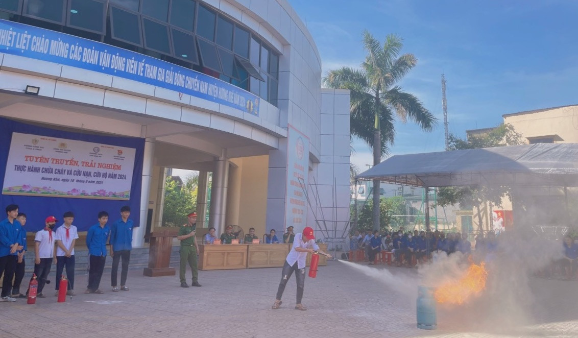 Trong sáng 16/6, tại huyện Hương Khê đã tổ chức tuyên truyền, trải nghiệm PCCC, cứu hộ cứu nạn cho đoàn viên thanh niên, học sinh. Trong sáng 16/6, tại huyện Hương Khê đã tổ chức tuyên truyền, trải nghiệm PCCC, cứu hộ cứu nạn cho đoàn viên thanh niên, học sinh.