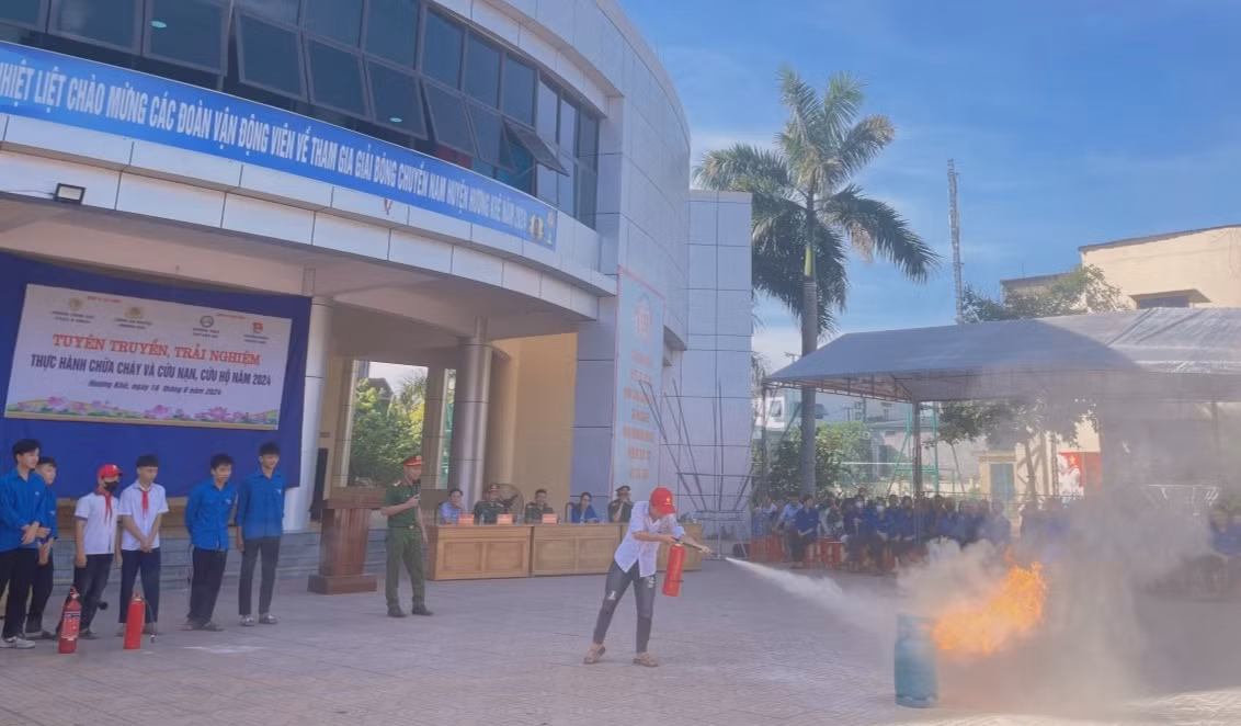Trong sáng 16/6, tại huyện Hương Khê đã tổ chức tuyên truyền, trải nghiệm PCCC, cứu hộ cứu nạn cho đoàn viên thanh niên, học sinh.
